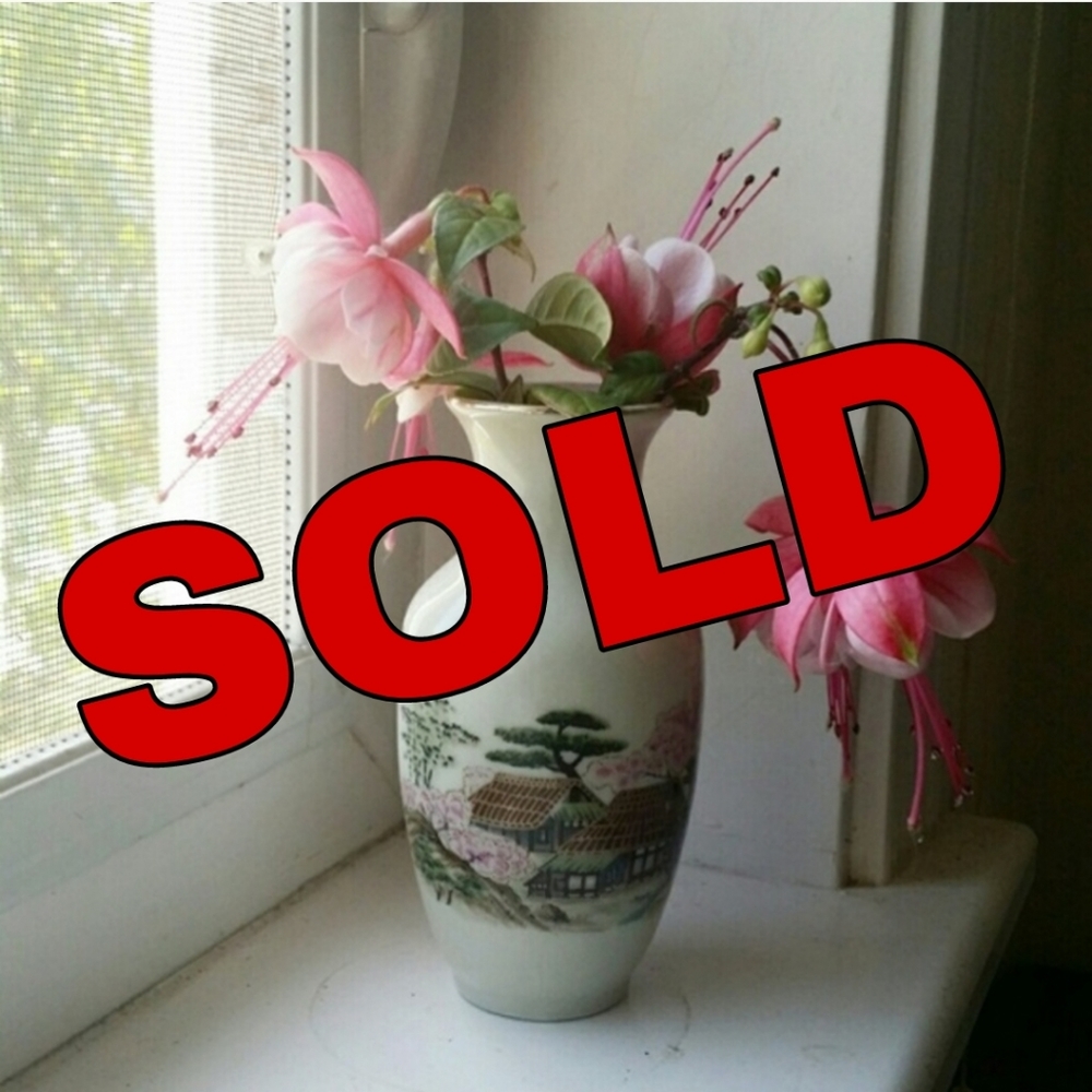 Small Japanese cream/ivory vase with gold rim